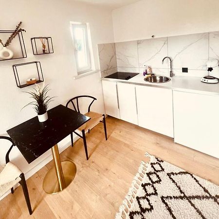 Ferienwohnung An Der Uniklinik Mit Eigener Kueche Und Renoviertem Badezimmer Homburg  Esterno foto