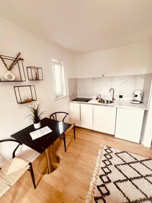 Ferienwohnung An Der Uniklinik Mit Eigener Kueche Und Renoviertem Badezimmer Homburg  Esterno foto
