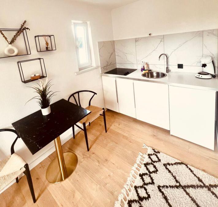 Ferienwohnung An Der Uniklinik Mit Eigener Kueche Und Renoviertem Badezimmer Homburg  Esterno foto
