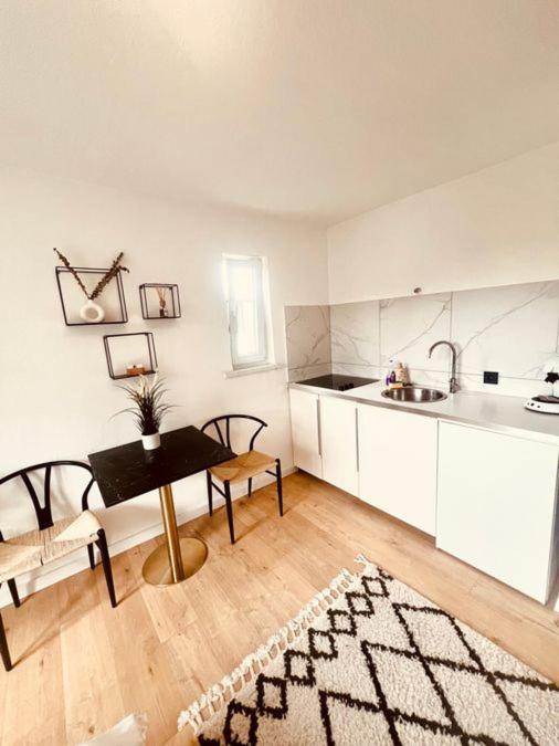 Ferienwohnung An Der Uniklinik Mit Eigener Kueche Und Renoviertem Badezimmer Homburg  Esterno foto