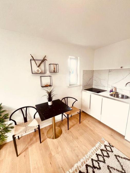 Ferienwohnung An Der Uniklinik Mit Eigener Kueche Und Renoviertem Badezimmer Homburg  Esterno foto